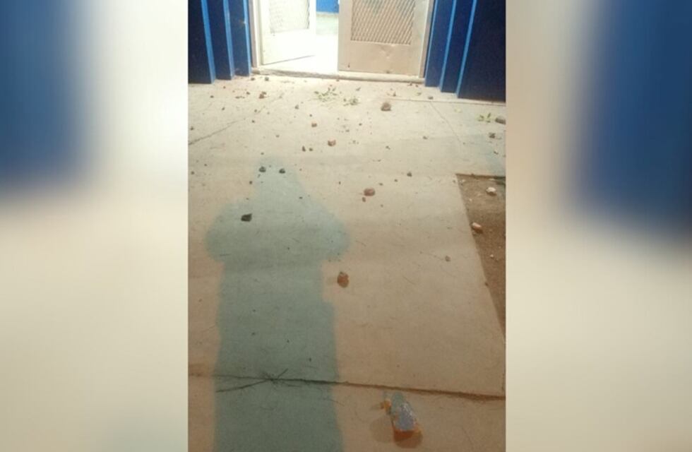 Otra vez, atacaron una comisaría de Córdoba a piedrazos: hay dos detenidos