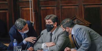 Desde el FIT publicaron los sueldos de los legisladores de Mendoza los cuales superan los $200 mil y piden que se bajen las dietas.