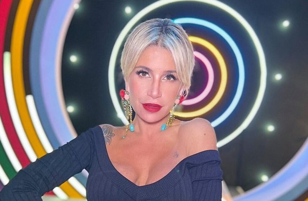 Florencia Peña dio los buenos días de espaldas y en ropa interior
