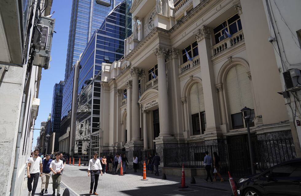 El Banco Central flexibilizó importaciones y lanzó bonos por deuda