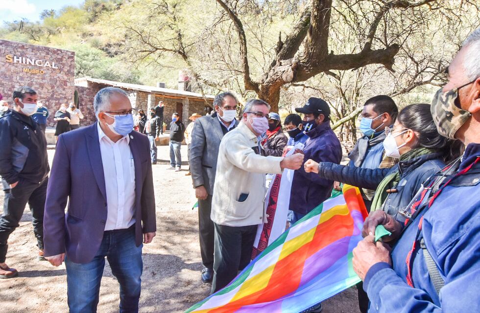 El gobernador Jalil se reunió con caciques de las comunidades originarias del Oeste