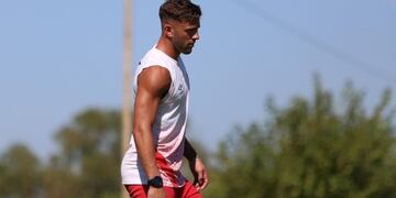 El futbolista de 25 años denunció que pasó "siete horas tirado en el piso" de la Comisaría 2° con su hermano Alexis.