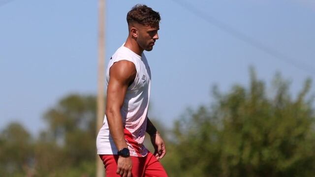 El futbolista de 25 años denunció que pasó "siete horas tirado en el piso" de la Comisaría 2° con su hermano Alexis.
