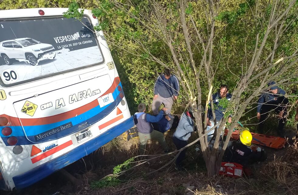 Cómo están los 16 pasajeros del colectivo interurbano que cayó a un barranco en La Calera