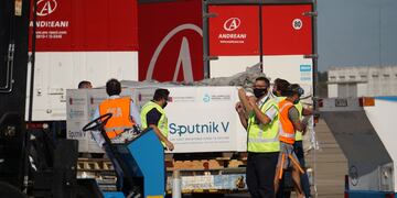 Llegó el décimo vuelo de Aerolíneas Argentinas con 300 mil vacunas Sputnik V.