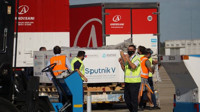 Llegó el décimo vuelo de Aerolíneas Argentinas con 300 mil vacunas Sputnik V.
