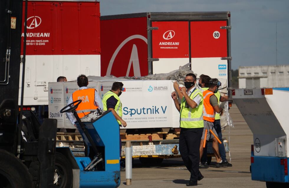 Llegó el décimo vuelo de Aerolíneas Argentinas con 300 mil vacunas Sputnik V