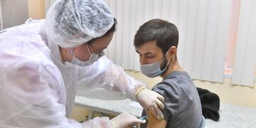 Un médico ruso inoculando a un hombre con la vacuna rusa contra el Covid-19 en un policlínico en Moscú.