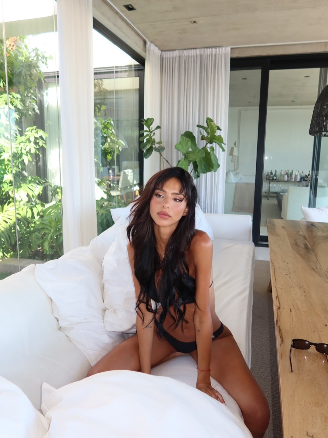 El destape de Juanita Tinelli: la influencer compartió su cambio de look y arrasó con una bikini ultra diminuta