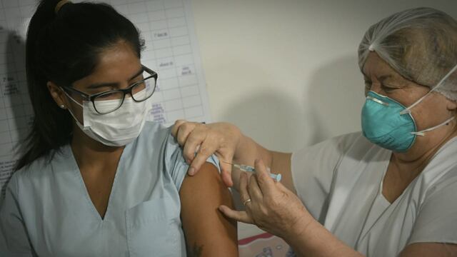 En diciembre comenzó la vacunación de los trabajadores de la Salud en Mendoza. Orlando Pelichotti / Los Andes