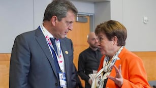 El ministro de Economía Sergio Massa y la titular del FMI Kristalina Georgieva, en la sede del organismo.