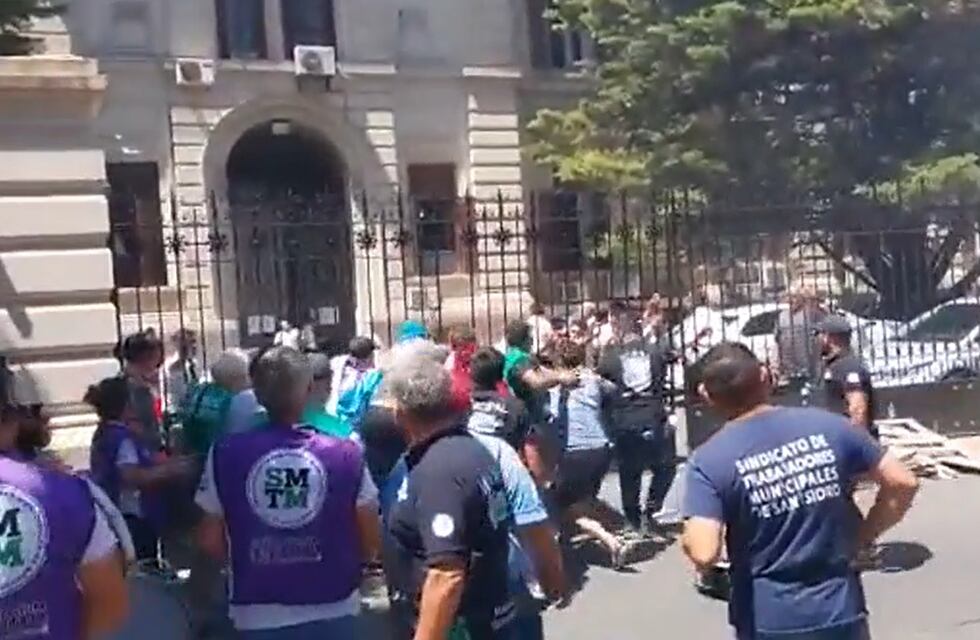 Incidentes frente a la Legislatura bonaerense: manifestantes rechazaron el tratamiento del Presupuesto 2023