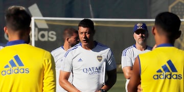 Sebastián Battaglia y Boca se juegan las chances de clasificar a Octavos en su visita a Bolivia.