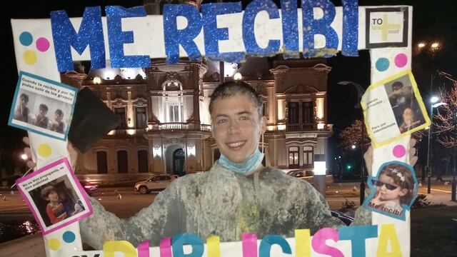 Tomas Paniga es el primer egresado virtual de la carrera de Publicidad.