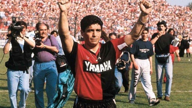 El exfutbolista falleció el 25 de noviembre y su imagen con la prenda rojinegra ganó repercusión mundial.