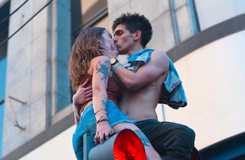 La verdadera historia detrás del beso viral en La Plata durante los festejos por el Mundial