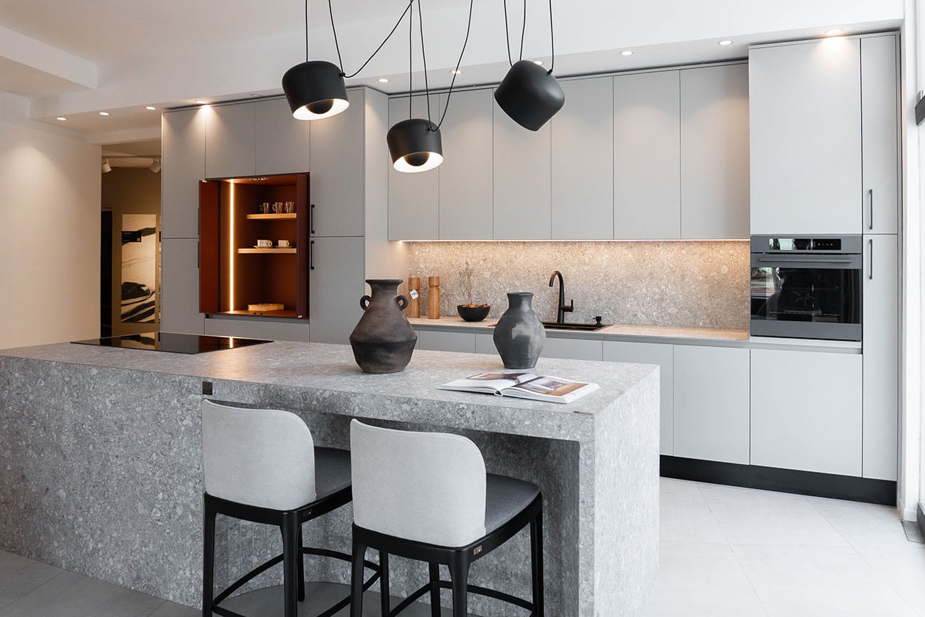 Las barras de cocina integradas y muebles móviles permiten reorganizar el living en segundos y optimizar el espacio.