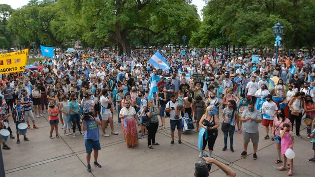 Manifestación de agrupaciones provida en contra del proyecto de aborto legal en Plaza Independencia. Nicolás Ríos/Los Andes