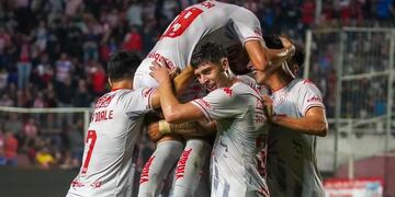 Unión derrotó a Godoy Cruz y se metió en zona de clsaifiación a la Copa Sudamericana.