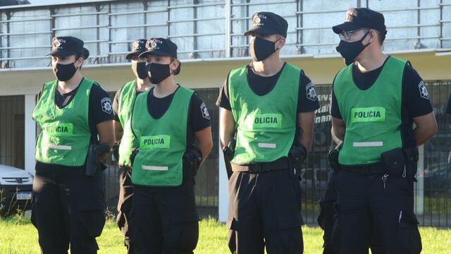 Los nuevos uniformados que realizan patrullajes visten pecheras verdes para su identificación. (@minsegsf)