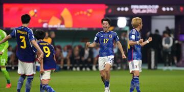 Japón superó a España, se quedó con el primer lugar de Grupo E y jugará en octavos de final del Mundial con Croacia. (AP)