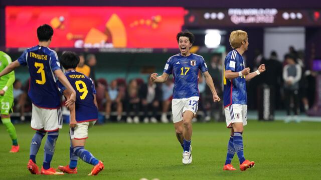 Japón superó a España, se quedó con el primer lugar de Grupo E y jugará en octavos de final del Mundial con Croacia. (AP)
