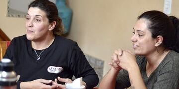 Roxana y Soledad, dos amigas de Villa María, unidas por un vínculo maternal.