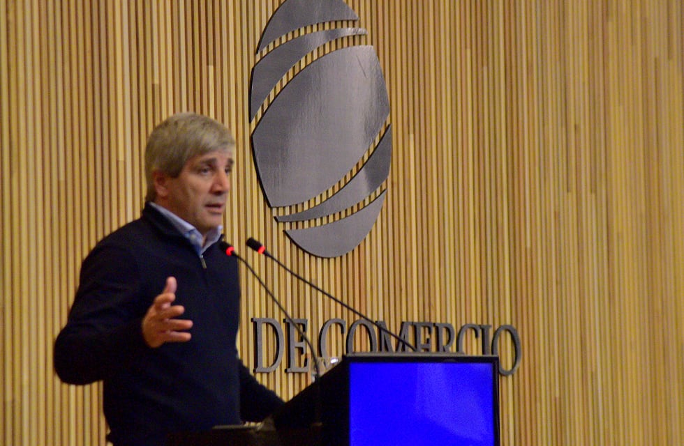 Caputo vendió US$ 1.000 millones para frenar el precio y aparecen indicios de la ayuda
