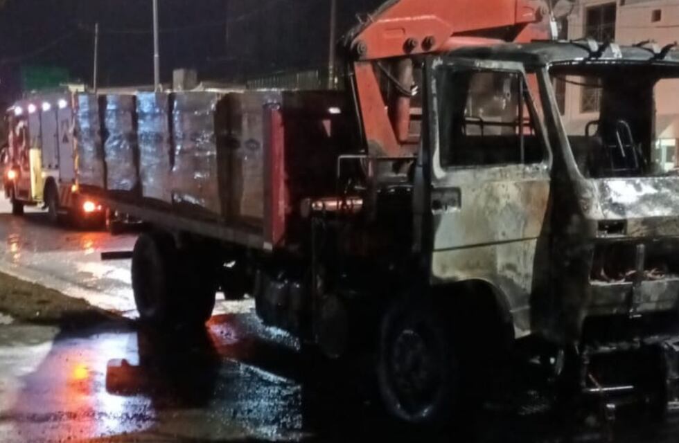 Córdoba: se prendió fuego un camión en avenida Colón y su conductor logró salvarse