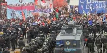 Camiones hidrantes y cordones policiales sostienen el avance piquetero.