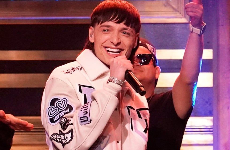 Quién es Peso Pluma, el cantante mexicano del hit viral “Ella baila sola” que es furor en TikTok