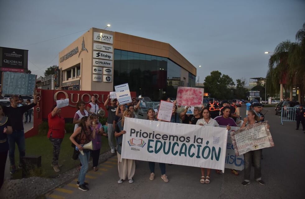 Docentes autoconvocados se manifiestan en las afueras del hotel Quorum y hay demoras en el tránsito