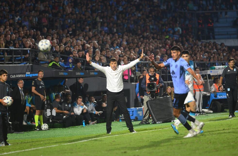 Juan Cruz Real, DT de Belgrano después perder por goleada ante Racing: “Quiero pedirles disculpas”