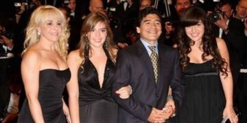 Maradona junto a su primer mujer, Claudia Villafañe y sus dos hijas, Dalma y Gianina.