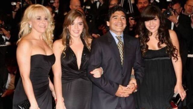 Maradona junto a su primer mujer, Claudia Villafañe y sus dos hijas, Dalma y Gianina.