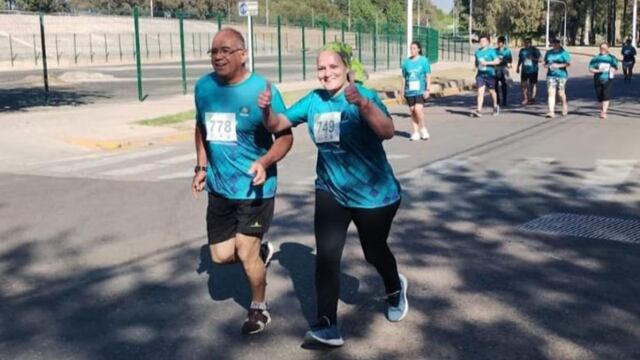 Ex comisario fallecido en Media Maratón de la policía, corría con su esposa. Esta foto fue tomada minutos antes de su descompensación.