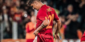 Paulo Dybala y el momento de la lesión con la camiseta de la Roma (AP)