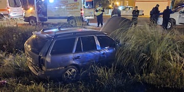 El auto terminó en un zanjón
