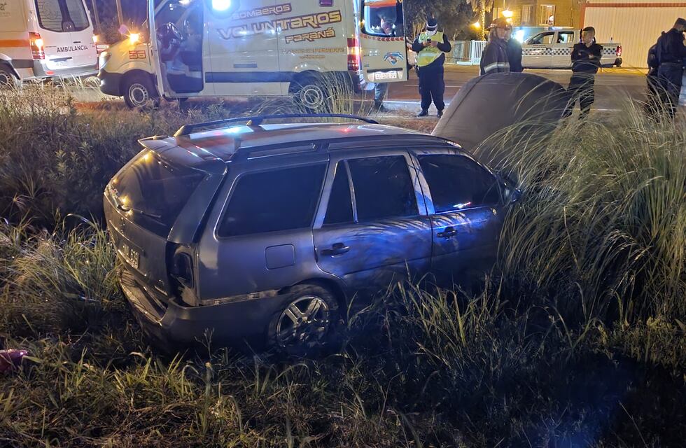 Un auto se despistó y volcó en un zanjón: aseguran que las chocó un camión y huyó