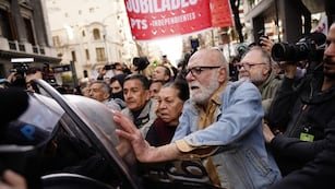 Incidentes durante una manifestación de Jubilados en el Congreso. Foto: Clarín.
