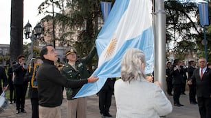 El concejal Lisandro Aguiar, el principal Gonzalo Rosalé y la contadora Virginia Llapur izaron la Bandera Nacional en uno de los mástiles ubicados al pie del monumento al General Belgrano.