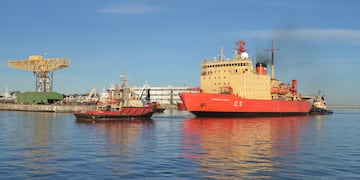 El rompehielos ARA “Almirante Irízar” amarró en la dársena de Puerto Belgrano