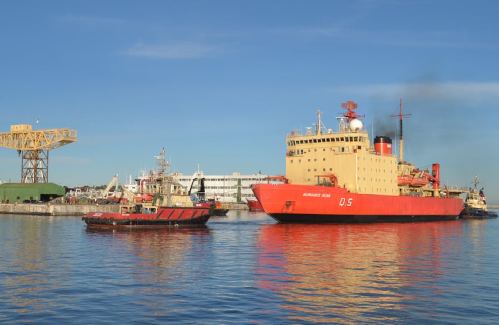 El rompehielos ARA “Almirante Irízar” amarró en la dársena de Puerto Belgrano
