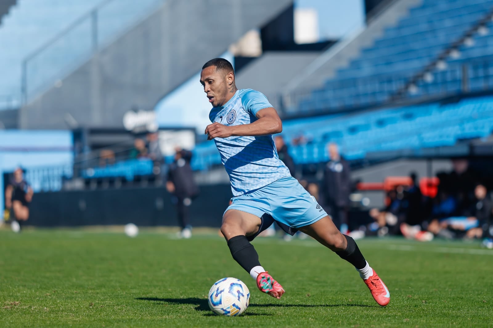 El peruano Bryan Reyna encabeza un ataque de Belgrano en el amistoso ante San Martín de San Juan jugado el martes por la mañana en Alberdi