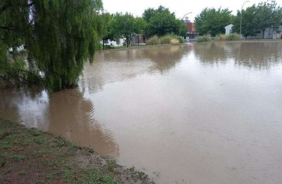 Lluvia en Córdoba: quejas de vecinos de country La Catalina por desbordes de agua