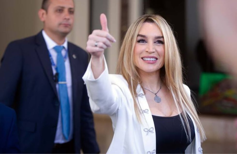 Desde la playa y tras su separación de Javier Milei, Fátima Flórez modeló una microbikini negra