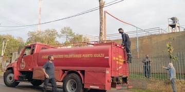 Se dio inicio al operativo de distribución hídrica en Puerto Iguazú. Foto: Norma Devechi