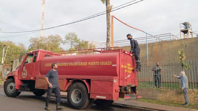 Se dio inicio al operativo de distribución hídrica en Puerto Iguazú. Foto: Norma Devechi