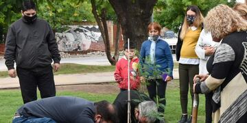 El intendente de la ciudad de Cosquín, Gabriel Musso junto a autoridades locales, plantando uno de los siete ejemplares elegidos en el marco de la iniciativa "Plantamos Memoria".