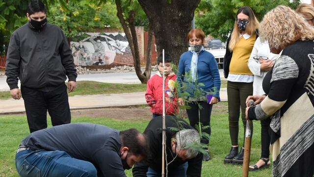 El intendente de la ciudad de Cosquín, Gabriel Musso junto a autoridades locales, plantando uno de los siete ejemplares elegidos en el marco de la iniciativa "Plantamos Memoria".